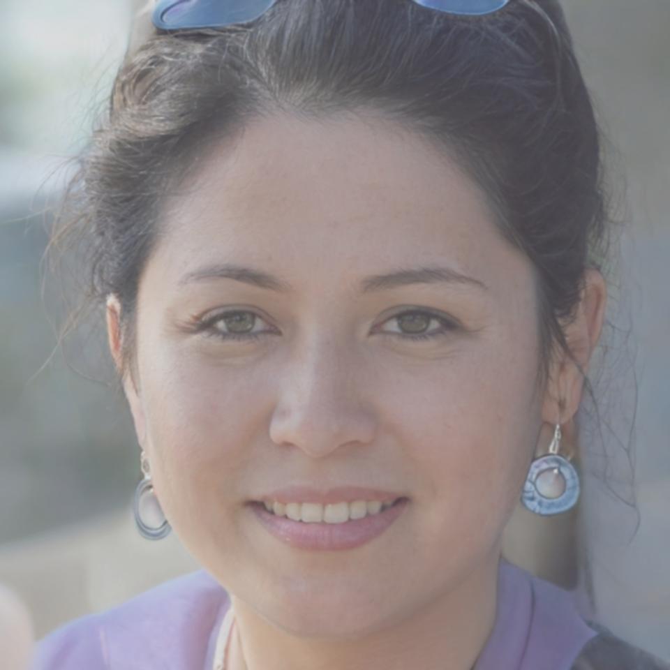 Estudiante internacional femenina en ambiente académico